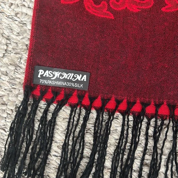 Beautiful 🧣 like new red and black roses 🌹🥀pashmina - Picture 3 of 4